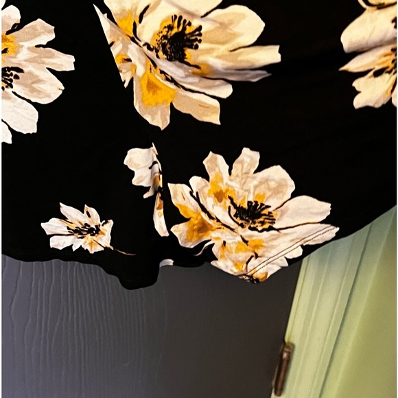 24/7 —-  Floral Romper (medium) - Picture 3 of 6